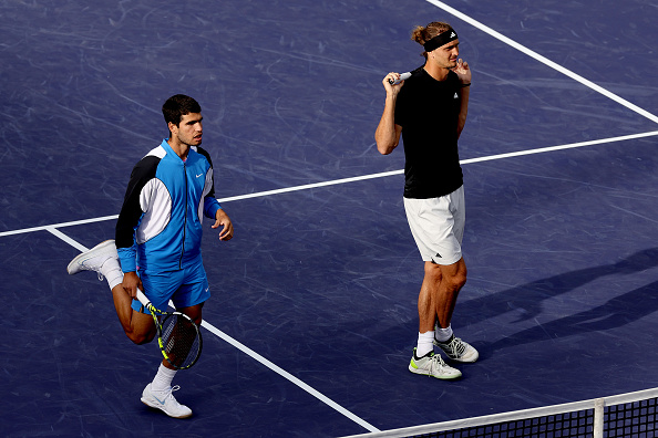 Alexander Zverev (Allemagne) et Carlos Alcaraz (Espagne) assistent à l'élimination des abeilles dans le stade lors du BNP Paribas Open au Indian Wells Tennis Garden le 14 mars 2024 à Indian Wells, Californie. (Photo Matthew Stockman/Getty Images)