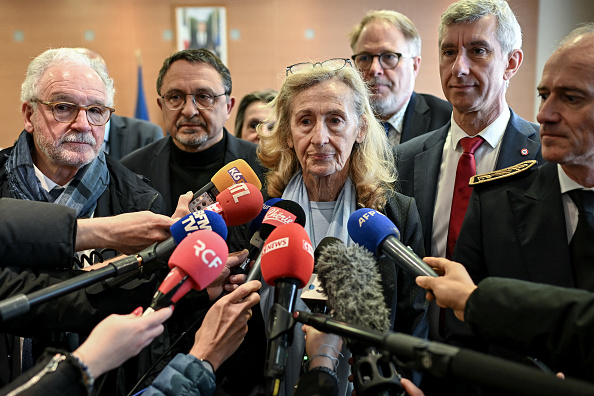 La ministre de l'Éducation Nicole Belloubet (au c.) à la mairie de Chenove, le 18 mars 2024. (Photo ARNAUD FINISTRE/AFP via Getty Images)