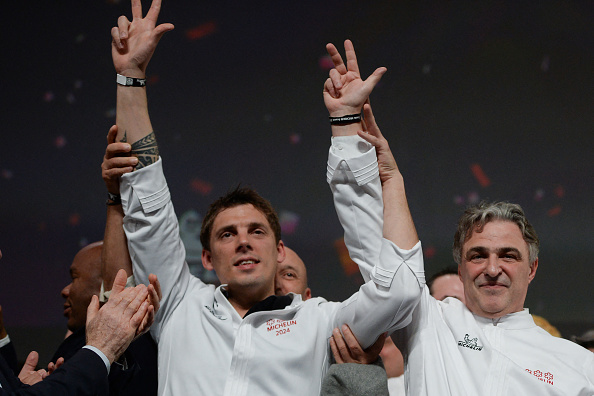 Fabien Ferré (à g.), chef à la Table du Castellet, et Jérôme Banctel (à dr.), chef du restaurant Le Gabriel à l'hôtel La Réserve Paris, tous deux triplement étoilés au Guide Michelin, le 18 mars 2024 à Tours. (Photo GUILLAUME SOUVANT/AFP via Getty Images)