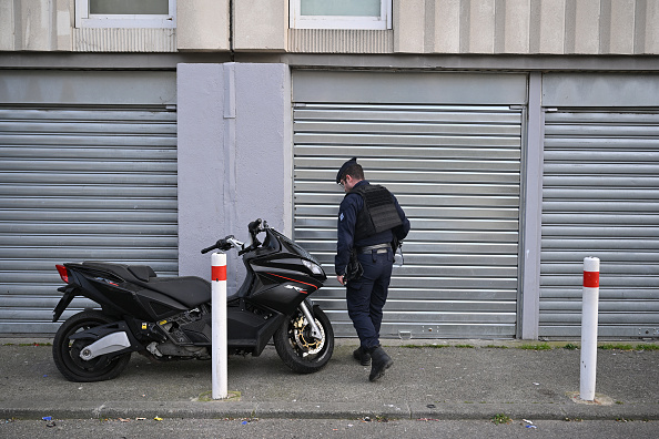 Un policier dans le quartier de La Castellane à Marseille, le 20 mars 2024.  (NICOLAS TUCAT/AFP via Getty Images)