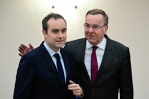 Le ministre des Armées Sébastien Lecornu (à g.) et le ministre allemand de la Défense Boris Pistorius arrivent pour une conférence de presse commune au ministère fédéral de la Défense à Berlin, le 22 mars 2024. (Photo TOBIAS SCHWARZ/AFP via Getty Images)