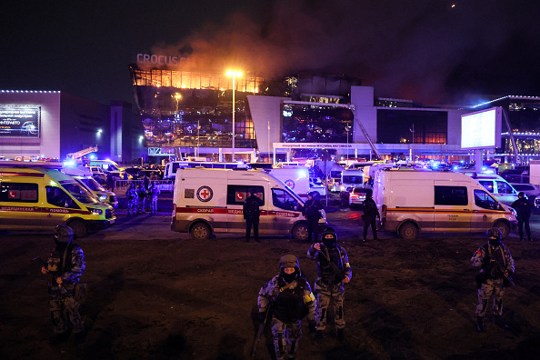 Une fusillade a eu lieu le 22 mars 2024 au Crocus City Hall, une salle de concert située à Krasnogorsk, une banlieue située juste à la sortie nord-ouest de la capitale russe. (Photo STRINGER/AFP via Getty Images)