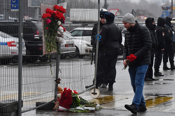 Un mémorial improvisé devant l'hôtel de ville de Crocus, un jour après une attaque armée à Krasnogorsk, le 23 mars 2024. (Photo OLGA MALTSEVA/AFP via Getty Images)