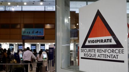 Le gouvernement rehausse le niveau Vigipirate à « urgence attentat » après l’attaque à Moscou (Attal)