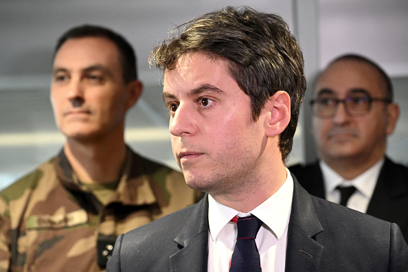 Le Premier ministre Gabriel Attal visite le centre opérationnel de la gare Saint-Lazare de l'opération de sécurité Sentinelle, le 25 mars 2024. (Photo BERTRAND GUAY/AFP via Getty Images)