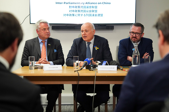 Les parlementaires britanniques (de g. à dr.) Tim Loughton, Iain Duncan Smith et Stewart McDonald tiennent une conférence de presse à la suite des allégations selon lesquelles la Chine est responsable des cyberattaques contre la Commission électorale , le 25 mars 2024 à Londres. (Photo Carl Court/Getty Images)