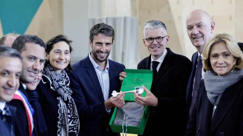 La ministre des Sports et de l'Olympisme Amélie Oudea-Castéra et le président du Comité d'organisation des Jeux olympiques et paralympiques de Paris 2024 Tony Estanguet le 25 mars 2024, au Bourget. (STEPHANE DE SAKUTIN/AFP via Getty Images)