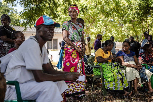 Les personnes attendent de recevoir les dépouilles de leur famille victimes d'une secte kenyane de lutte contre la famine, à la morgue de l'hôpital de Malindi Sub-County à le 26 mars 2024. (Photo LUIS TATO/AFP via Getty Images)