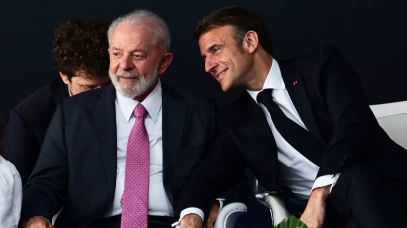 Le président brésilien Luiz Inacio Lula da Silva (G) et le président français Emmanuel Macron discutent lors du lancement du sous-marin Tonelero à la base navale d'Itaguai, dans l'État de Rio de Janeiro, au Brésil, le 27 mars 2024. (PABLO PORCIUNCULA/AFP via Getty Images)