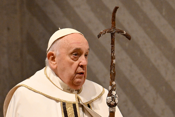 Le pape François préside la messe chrismale du Jeudi saint à la basilique Saint-Pierre, au Vatican, le 28 mars 2024. (Photo ALBERTO PIZZOLI/AFP via Getty Images)