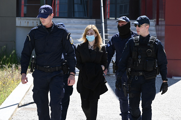 Roula Pispirigou (au c.), poursuivie pour avoir tué ses trois filles en trois ans, à Athènes le 29 mars 2024. (Photo ARIS MESSINIS/AFP via Getty Images)