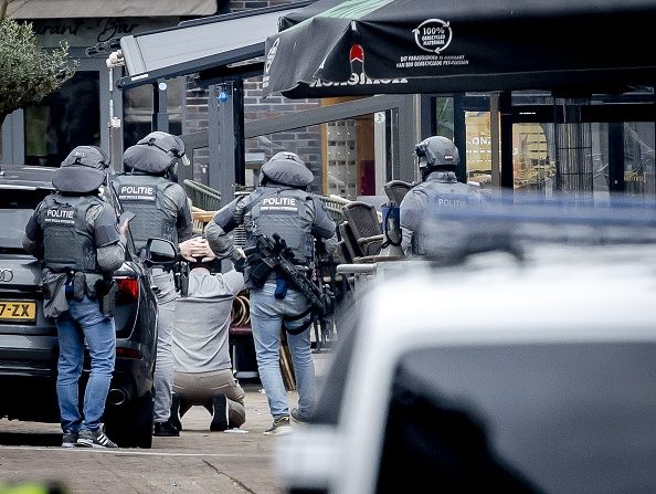 Un homme est arrêté par des membres des forces spéciales de la police (DSI) après que plusieurs personnes aient été prises en otage dans un café à Ede, le 30 mars 2024. (Photo REMKO DE WAAL/ANP/AFP via Getty Images)