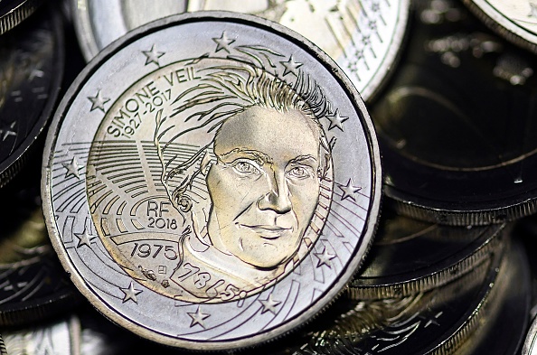 Cette photo prise le 14 juin 2018 au musée de la Monnaie de Paris montre deux pièces d'euros représentant l'effigie de Simone Veil. (Photo ALAIN JOCARD/AFP via Getty Images)