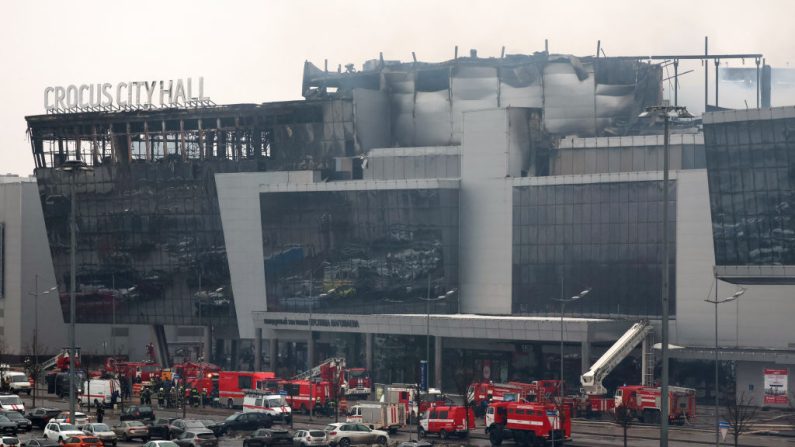 Des membres des services d'urgence travaillent sur les lieux de l'attentat commis dans la salle de concert Crocus City Hall à Krasnogorsk, près de Moscou, le 23 mars 2024. (STRINGER/AFP via Getty Images)