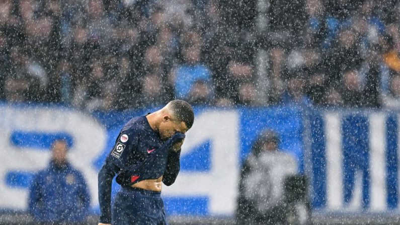 Kylian Mbappé a réalisé un match banal et sans fulgurance pour son dernier classique contre l'OM (2-0), remplacé et sorti sous les sifflets du Vélodrome en seconde période. (Photo  : NICOLAS TUCAT/AFP via Getty Images)