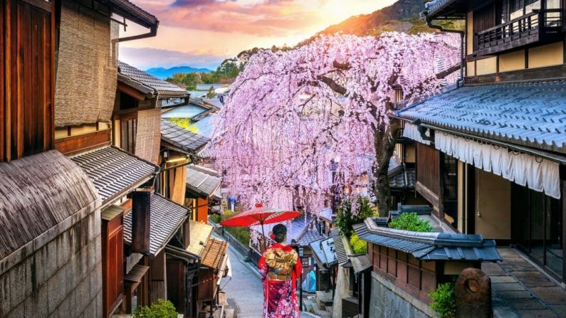 Une femme portant un kimono traditionnel déambulant dans le quartier historique de Higashiyama à Kyoto, au Japon. (Tawatchai Prakobkit/Dreamstime/TNS)