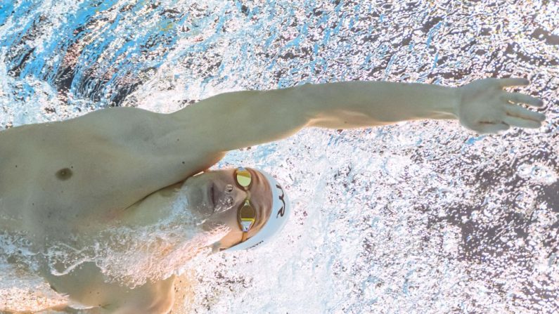 Léon Marchand a remporté le 200 yards brasse (183 mètres) des finales universitaires NCAA dans un nouveau temps record samedi à Indianapolis. (Photo : FRANCOIS-XAVIER MARIT/AFP via Getty Images)