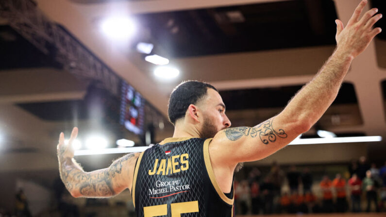 Soirée record pour Monaco, avec sa septième victoire consécutive contre l'Étoile Rouge de Belgrade (98-80), mais aussi pour sa star, Mike James, devenu le meilleur marqueur de l'histoire de l'Euroligue. (Photo : VALERY HACHE/AFP via Getty Images)