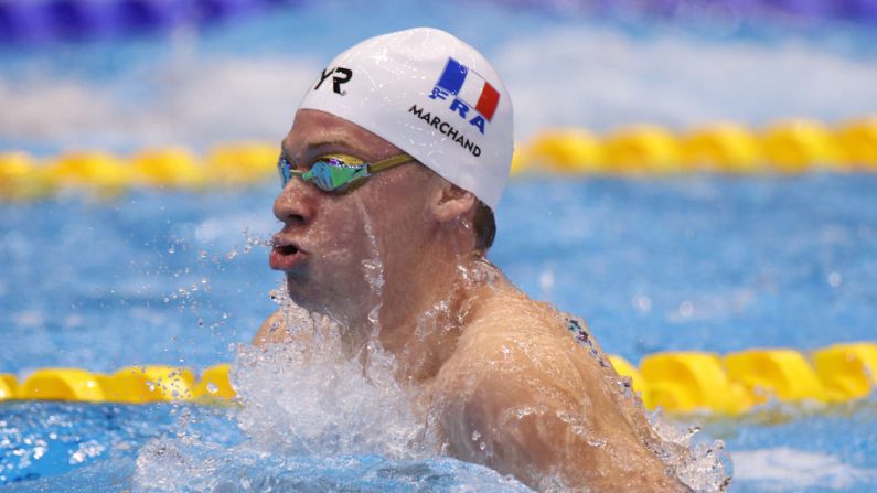 Léon Marchand, qui s'entraîne aux Etats-Unis depuis près de trois ans, se dit "excité" à l'idée de revenir en France préparer les Jeux. (Photo : Adam Pretty/Getty Images)