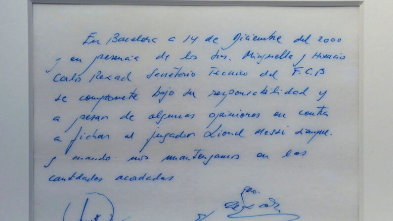 La toute première promesse de contrat pour engager au FC Barcelone un certain Lionel Messi, 13 ans, fut signée sur une serviette, est exposée à New York avant sa prochaine mise aux enchères. (Photo : TIMOTHY A. CLARY/AFP via Getty Images)