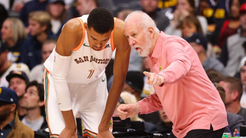 Victor Wembanyama et son entraîneur aux San Antonio Spurs Gregg Popovich ont indiqué dimanche en conférence de presse que les San Antonio Spurs joueraient au moins un match à Paris la saison prochaine. (Photo : Justin Tafoya/Getty Images)