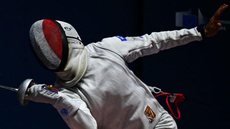 Romain Cannone a remporté samedi l'étape de Coupe du monde d'épée de Tbilissi en dominant le Belge Neisser Loyola 15-10 en finale. (Photo : ANDREAS SOLARO/AFP via Getty Images)