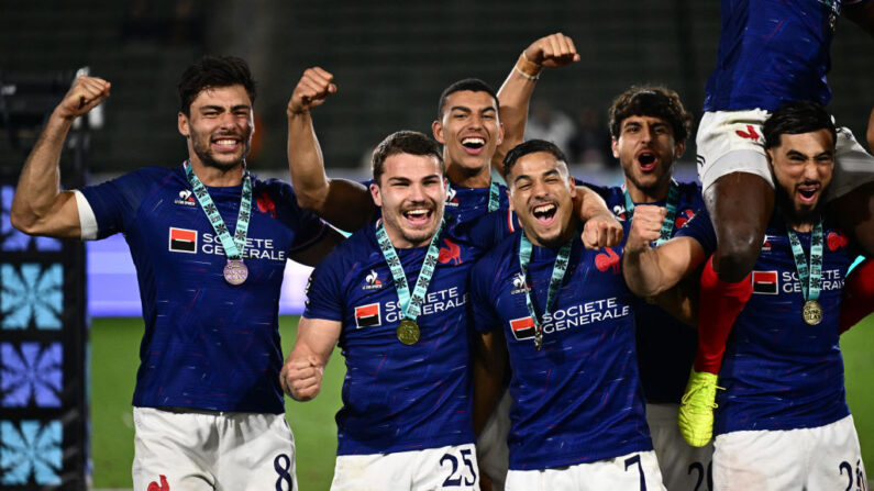 L'équipe de France de rugby à VII et sa nouvelle vedette Antoine Dupont ont remporté le tournoi du circuit mondial de Los Angeles dimanche, une première pour les hommes depuis 2005. (Photo : PATRICK T. FALLON/AFP via Getty Images)