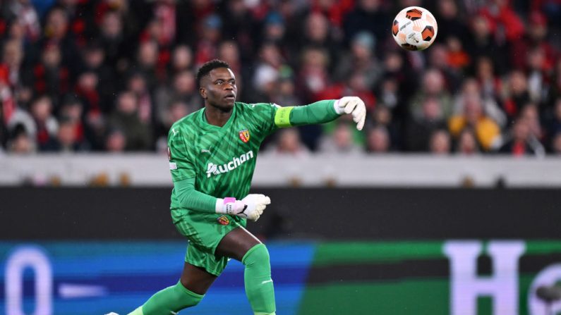 Le Lensois Brice Samba devrait être titularisé dans le but plutôt que Mike Maignan pour le match amical contre l'Allemagne, samedi à Lyon (21h00), selon la mise en place tactique de l'entraînement de vendredi. (Photo : Oliver Hardt/Getty Images)