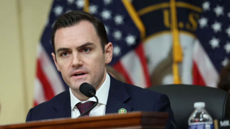 Le député Mike Gallagher (Parti républicain-Wisconsin) préside l'audition de la commission de la Chambre sur la concurrence stratégique entre les États-Unis et le Parti communiste chinois, au Capitole, le 31 janvier 2024 à Washington, DC. (Kevin Dietsch/Getty Images)