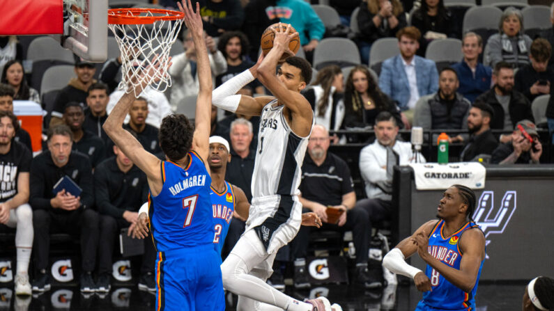 Victor Wembanyama, excellent à trois points, a permis aux Spurs de s'offrir un succès de prestige contre le deuxième de la conférence Ouest Oklahoma City (132-118) jeudi à San Antonio. (Photo : Brien Aho/Getty Images)