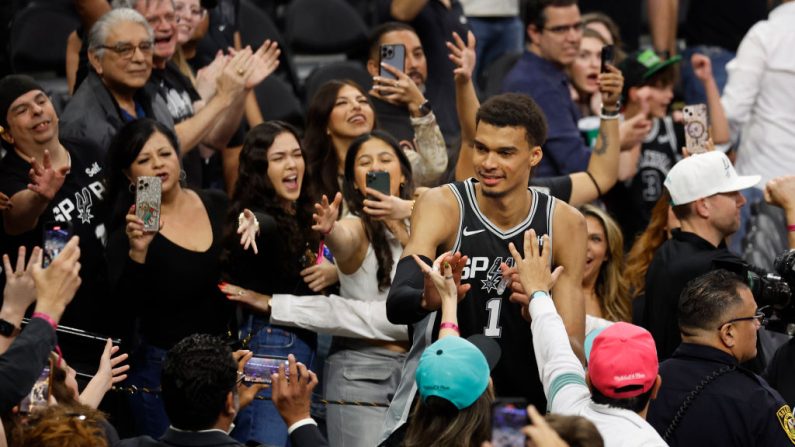 Victor Wembanyama a atteint la barre des 40 points, son record, pour aider les San Antonio Spurs à dominer les New York Knicks vendredi en NBA (130-126 après prolongation). (Photo : Ronald Cortes/Getty Images)