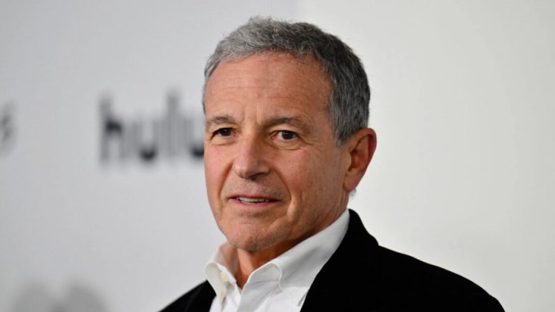 Le PDG de Disney, Bob Iger, arrive à la première de « Feud : Capote vs. The Swans » au Musée d'art moderne de New York, le 23 janvier 2024. (Angela Weiss/AFP via Getty Images)