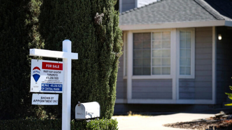 Un panneau devant une maison à vendre à San Rafael, Californie, le 28 septembre 2021. (Justin Sullivan/Getty Images)