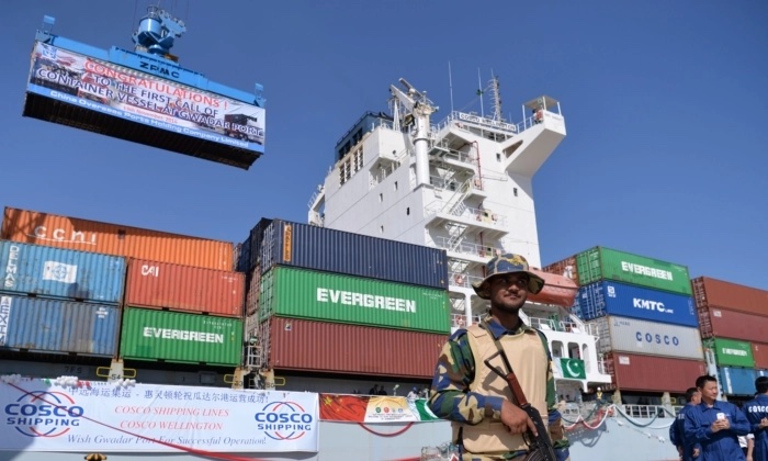 Le personnel de la marine pakistanaise monte la garde près d'un navire transportant des conteneurs dans le port de Gwadar lors de la cérémonie d'ouverture d'un programme commercial pilote entre le Pakistan et la Chine, le 13 novembre 2016. (Aamir Quereshi/AFP via Getty Images)