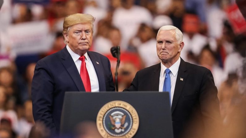 Le président de l'époque, Donald Trump, et son vice-président Mike Pence lors d'un rassemblement de campagne à Sunrise, Fla, le 26 novembre 2019. (Joe Raedle/Getty Images