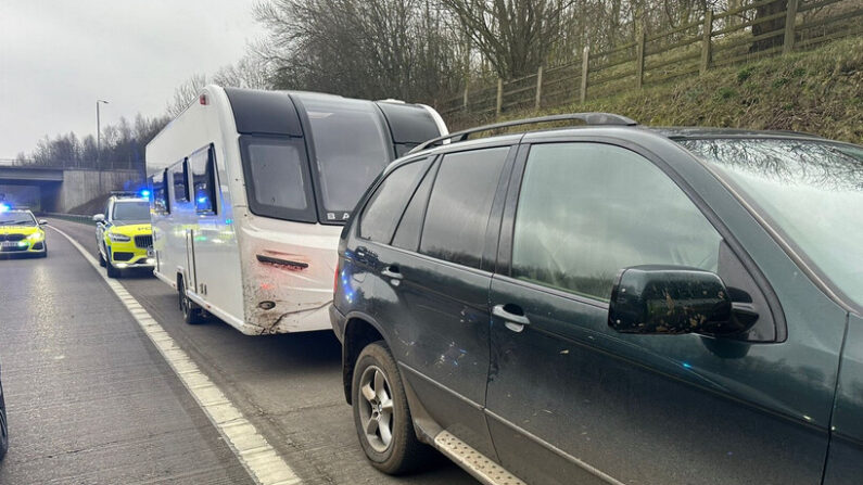 Un garçon de 11 ans était au volant de ce véhicule, tractant une caravane volée. (Capture d'écran North Yorkshire Police)