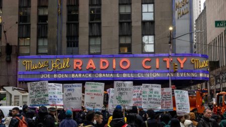 « Honte à toi, Joe Biden » : Des manifestations pro-palestiniennes perturbent la collecte de fonds de Joe Biden à New York avec Obama et Clinton