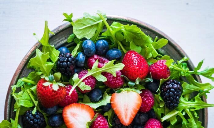 Salade de roquette  aux baies (Alena Haurylik/Shutterstock)