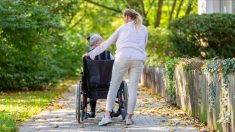 Rodéo urbain: il percute violemment une femme qui poussait sa maman de 90 ans en fauteuil roulant et s’enfuit