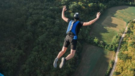 Son parachute ne s’ouvre pas: un base jumper chute de 140 mètres… et survit grâce à un arbre et des pêcheurs