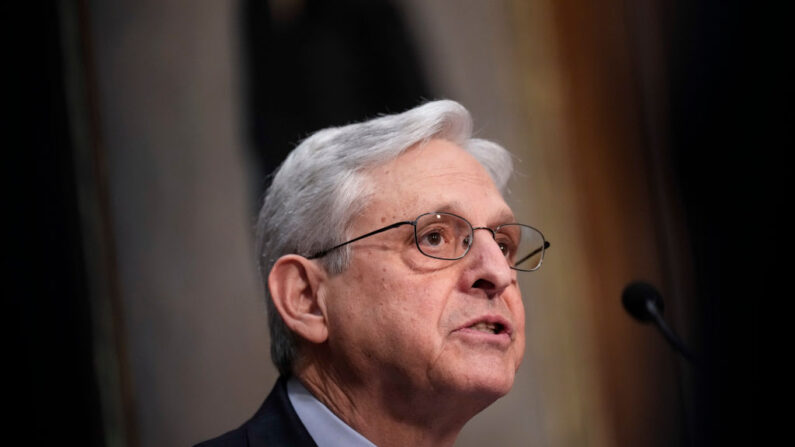 WASHINGTON, DC - 4 DÉCEMBRE : Le procureur général des États-Unis Merrick Garland lors d'une réunion au ministère de la Justice des États-Unis le 4 décembre 2023 à Washington, DC. Garland a annoncé que Victor Manuel Rocha, l'ancien ambassadeur des États-Unis en Bolivie, a été accusé d'avoir agi illégalement en tant qu'agent étranger pour le gouvernement de Cuba. (Photo par Drew Angerer/Getty Images)