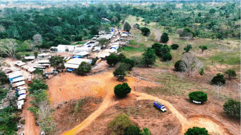 Vue aérienne du camp de migrants de Lajas Blancas dans le Darien Gap. Des bus transportent les migrants vers la frontière avec le Costa Rica. (Epoch Times)