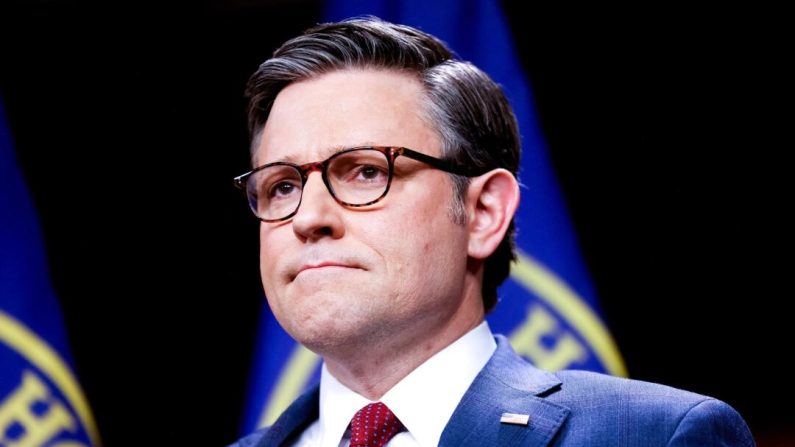 Le président de la Chambre des représentants, Mike Johnson, participe à une conférence de presse au Capitole, le 16 avril 2024. (Julia Nikhinson/AFP via Getty Images)