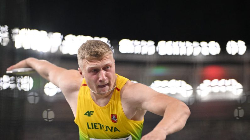 Mykolas Alekna a lancé le disque à 74,35 m dimanche à Ramona (Oklahoma, Etats-Unis), battant le plus vieux record du monde masculin en athlétisme, qui tenaient depuis près de 38 ans. (Photo : KIRILL KUDRYAVTSEV/AFP via Getty Images)