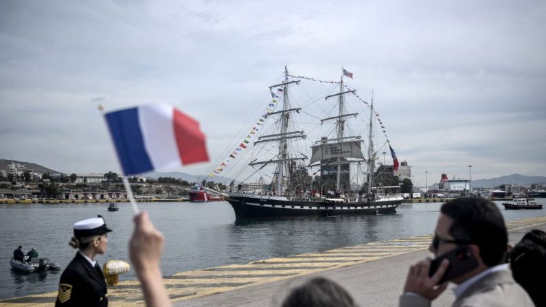 Le trois-mâts Belem a largué les amarres samedi dans le port du Pirée, près d'Athènes, et entamé sa navigation vers la France avec à son bord la flamme des Jeux olympiques de Paris-2024. (Photo : ANGELOS TZORTZINIS/AFP via Getty Images)