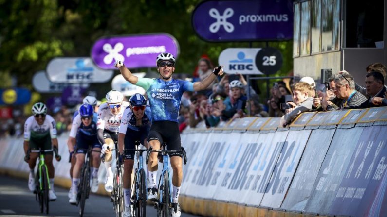 Benoît Cosnefroy a "enfin" remporté la Flèche brabançonne, semi-classique belge qui fait la transition entre les courses flandriennes et ardennaises, mercredi à Overijse (centre).(Photo : DAVID PINTENS/Belga/AFP via Getty Images)