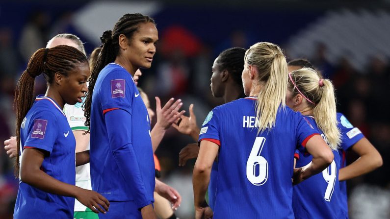 Hervé Renard a titularisé mardi contre la Suède en qualifications de l'Euro-2025 la capitaine Wendie Renard et Eugénie Le Sommer, qui ne sera pas alignée en attaque avec Marie-Antoinette Katoto, sur le blanc. (Photo : FRANCK FIFE/AFP via Getty Images)