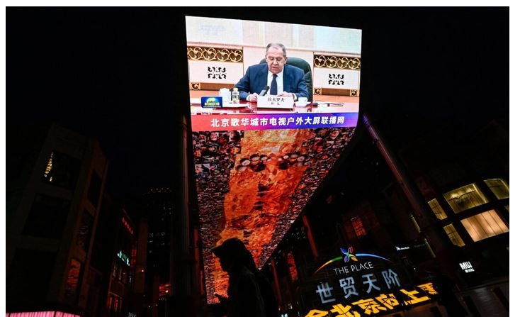 Un écran géant installé dans la rue diffuse le reportage sur la rencontre entre Sergueï Lavrov, le ministre russe des Affaires étrangères, et le dirigeant chinois Xi Jinping, à Pékin, le 9 avril 2024. (Jade Gao/AFP via Getty Images)
