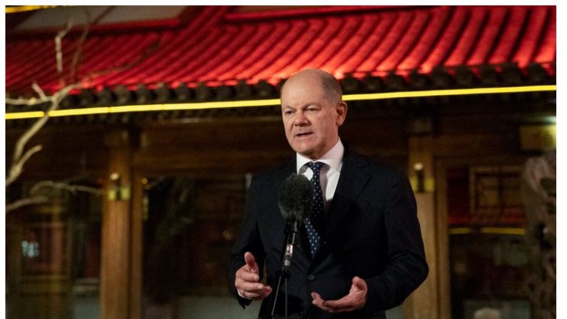 Le chancelier allemand Olaf Scholz prend la parole lors d'une conférence de presse à Pékin, le 16 avril 2024. (Andres Martinez Casares/POOL/AFP via Getty Images)