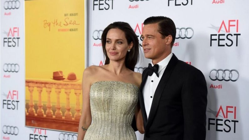 La scénariste-réalisatrice-productrice-actrice Angelina Jolie Pitt (G) et l'acteur-producteur Brad Pitt assistent à la soirée d'ouverture du gala "By the Sea" d'Universal Pictures lors de l'AFI FEST 2015 présenté par Audi au TCL Chinese 6 Theatres à Hollywood en Californie, le 5 novembre 2015. (Kevin Winter/Getty Images)